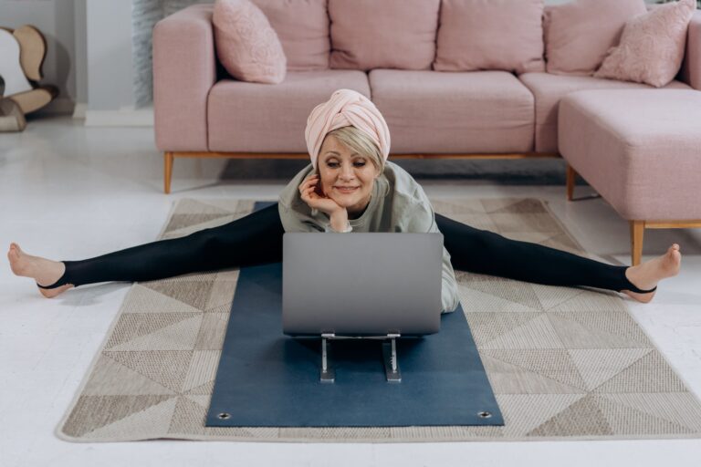 frau uphavistha konasana beweglichkeit und flexibilität