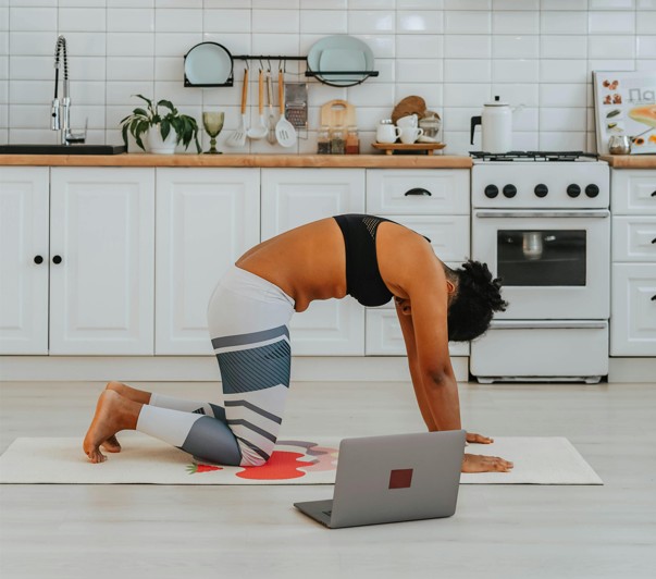 Katze-Kuh Position Yoga