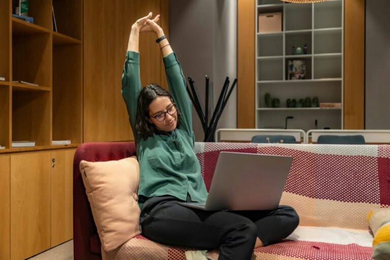 Yoga for everyone who works at a computer - a biomechanical balance for modern everyday life