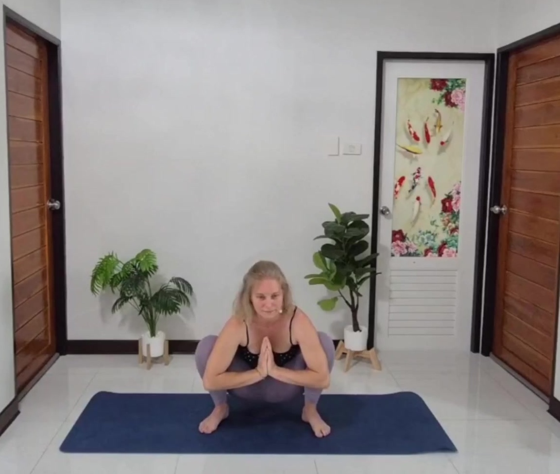 Hocke (Malasana) mit Beckenverschiebung