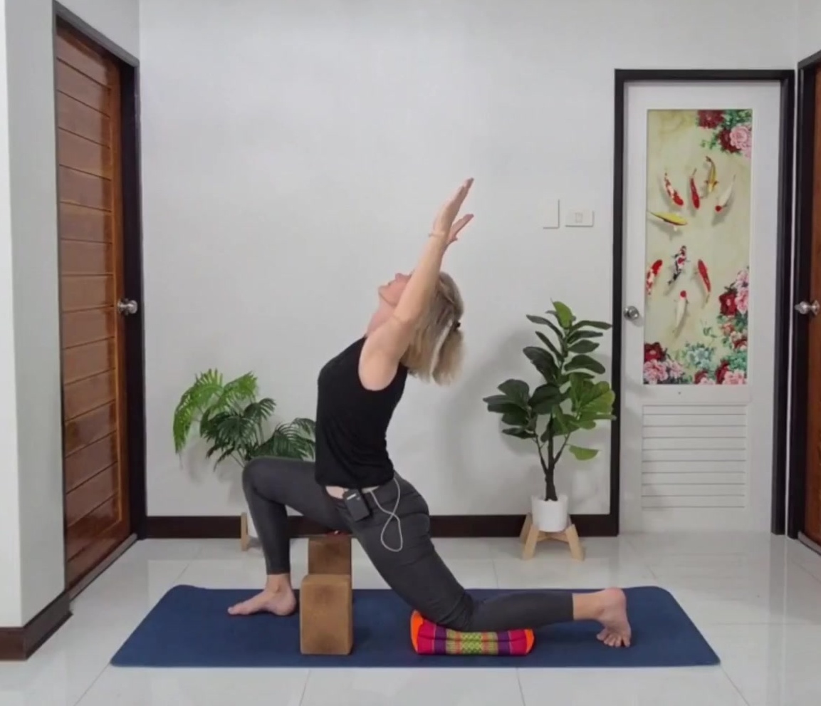 Tiefer Ausfallschritt mit Kaktusarmen (Anjaneyasana)