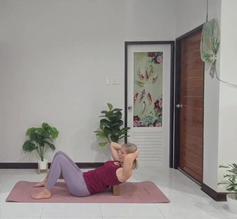 Mini-Sit-ups über dem Block